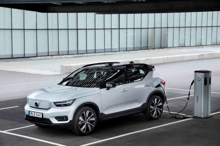 271709 Volvo XC40 Recharge P8 AWD in Glacier Silver Mit 408 PS ist der Volvo XC40 Recharge