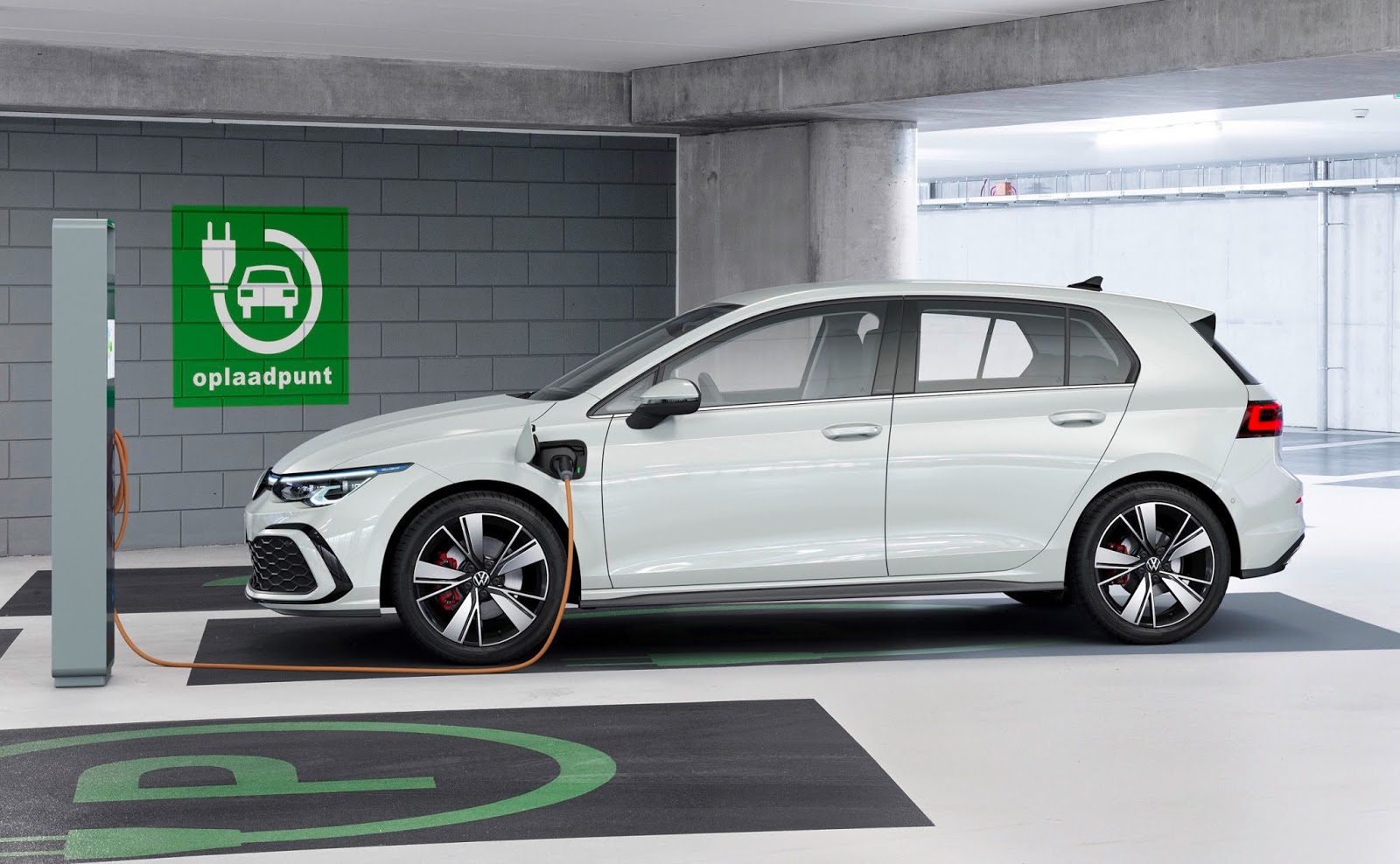VOLKSWAGEN2BGOLF2BGTE Volkswagen : Dominanz bei der Elektrifizierung im Jahr 2021