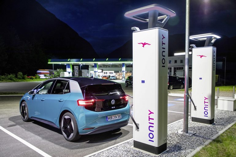 VOLKSWAGEN IONITY Volkswagen: Οι υψηλότερες τιμές ενέργειας στην Ευρώπη επιβραδύνουν τις πωλήσεις ηλεκτρικών αυτοκινήτων  