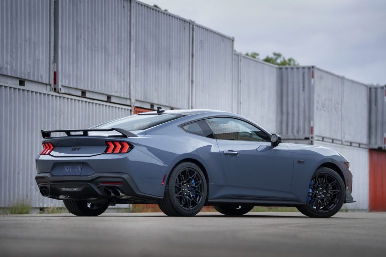 NEW FORD MUSTANG 2 Ford Mustang Black Horse: The 5L V8 is here!
