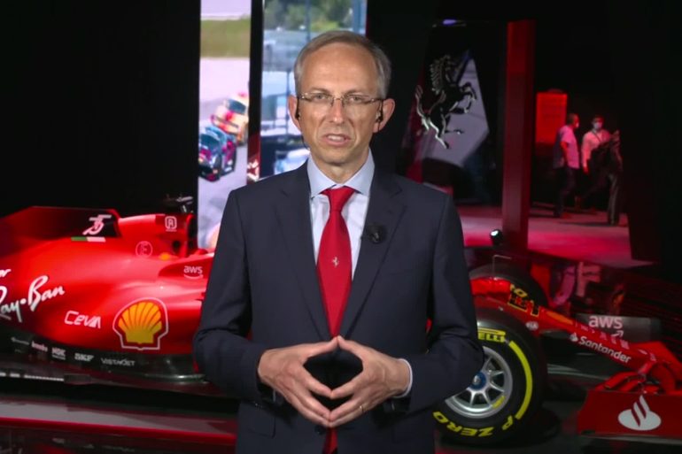 vigna Η Ferrari επικρίνει το Euro 7 αλλά συνεχίζει τον εξηλεκτρισμό της γκάμας της (Βίντεο)