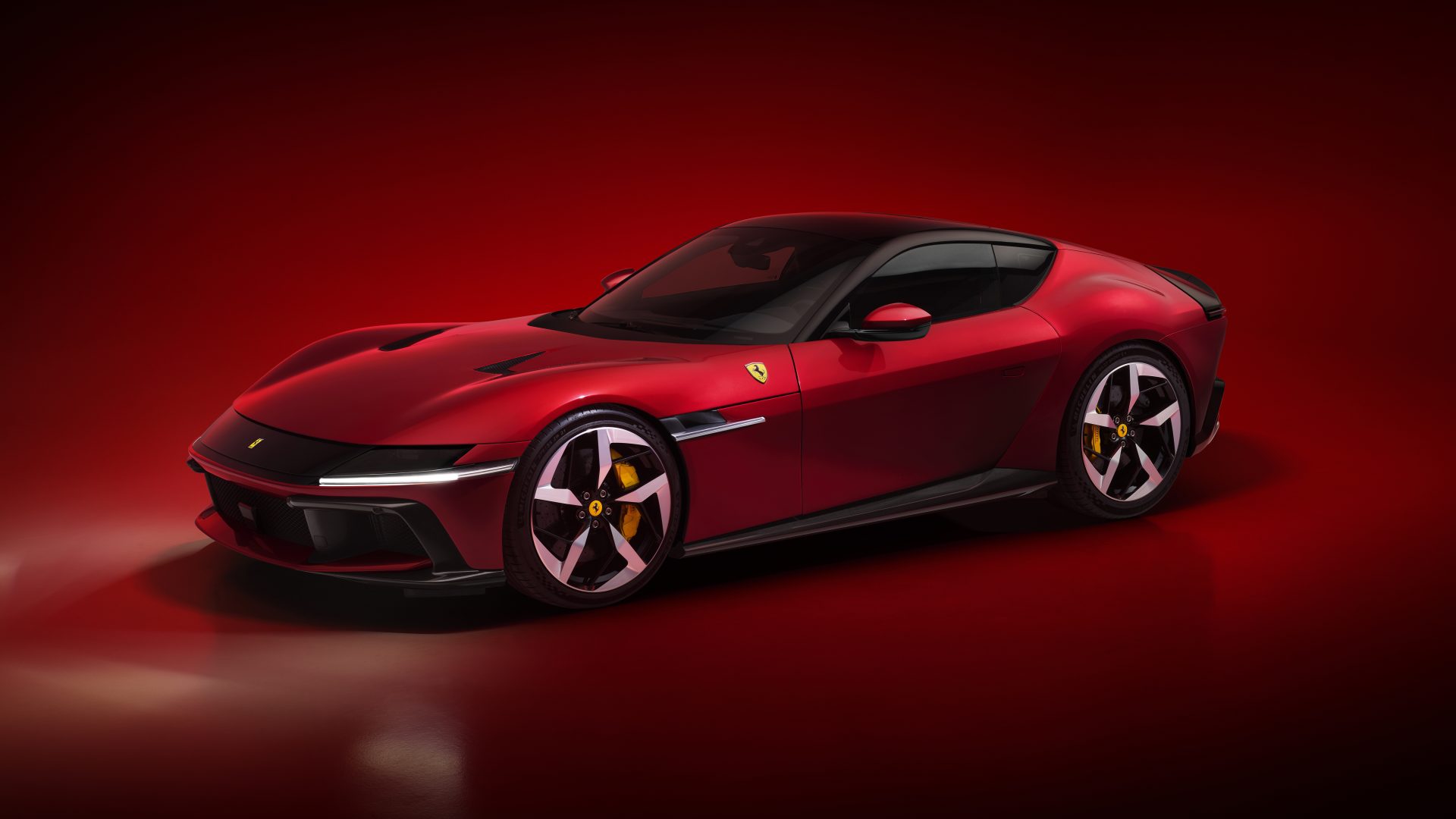 New Ferrari V12 ext 02 red media 0c2a8195 9958 492c 9fde 3251e26898d6 Ferrari 12Cilindri : Μια σύγχρονη Daytona
