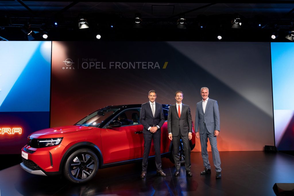 WorldpremiereinIstanbulOpelCEOFlorianHuettlcenterpresentsthenewOpelFronterawithSeniorVicePresidentProductPricingTobiasA.GubitzleftandVicePresidentDesignMarkAdams Το Νέο Opel Frontera αποκαλύπτεται πλήρως