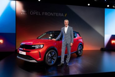 WorldpremiereinIstanbulVicePresidentDesignMarkAdamswiththenewOpelFrontera Το Νέο Opel Frontera αποκαλύπτεται πλήρως