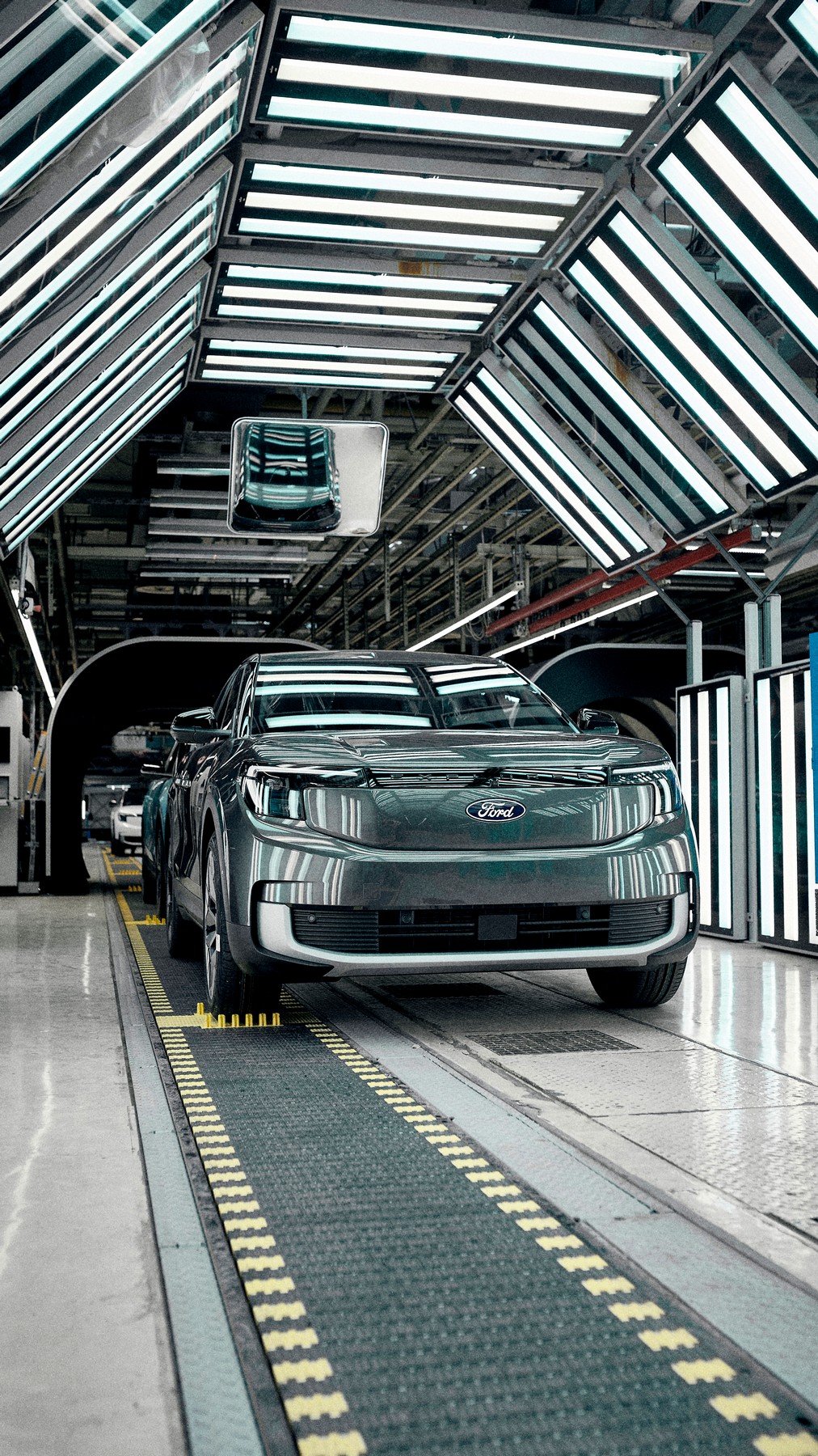 La produzione del nuovo Explorer completamente elettrico inizia nell'impianto di assemblaggio EV di Ford a Colonia