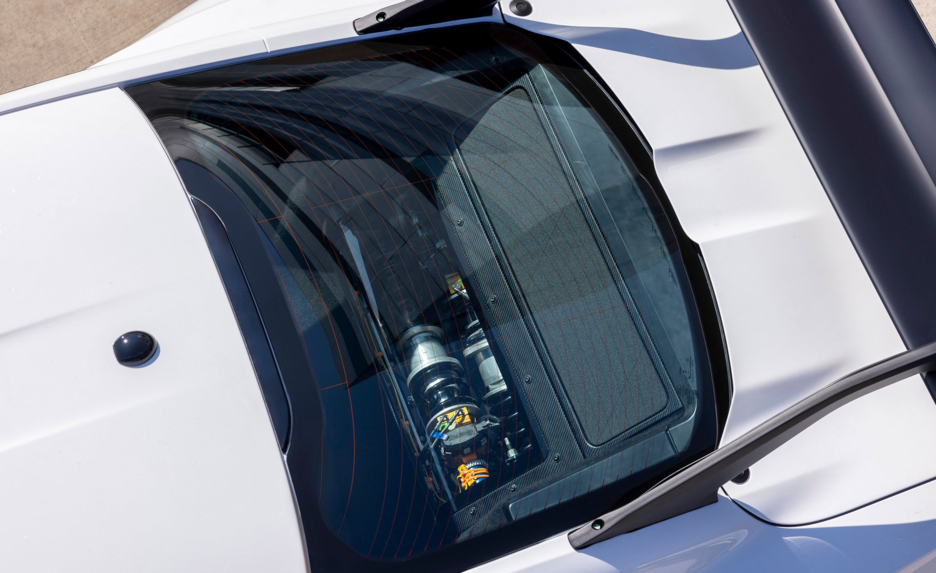Ford Mustang GTD ASV Dampers Suspension Window 03 H Mustang GTD παρουσιάζει την υπερσύγχρονη, αγωνιστικού τύπου ανάρτησή της σαν σε βιτρίνα σε κοσμηματοπωλείο